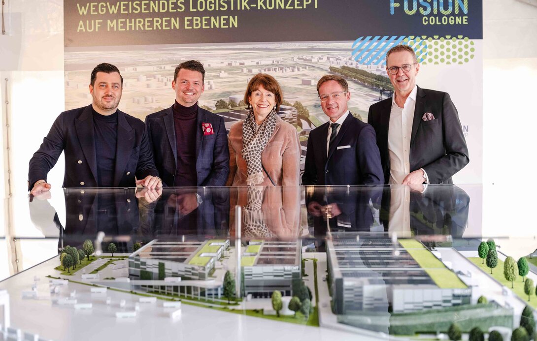 Gruppenbild vor Modell der Multi-Level-Logistikanlage