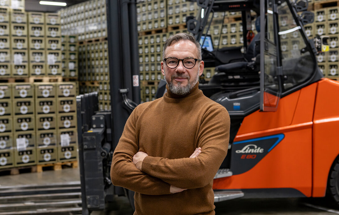 Bild von Dimitri Lagun vor Warsteiner Kästen